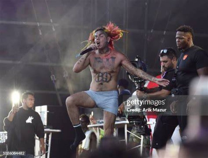 6ix9ine Performs “BEBE” To A Sold Out Crowd At Miami Bash
