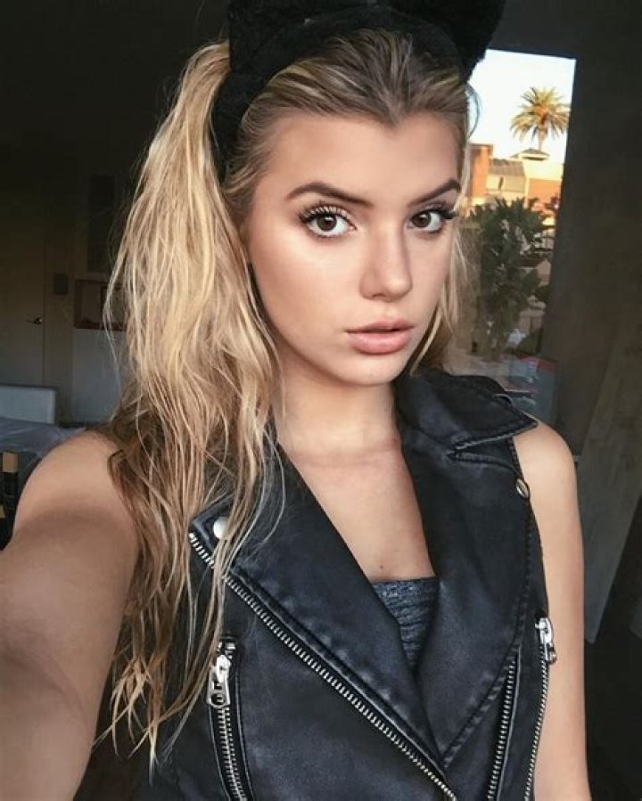 Alissa Violet is a foodie