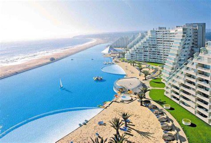 Amazing Pools San Alfonso Night