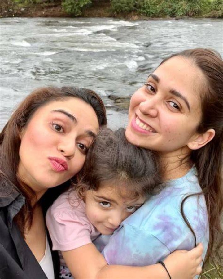 Amruta Khanvilkar and her sister