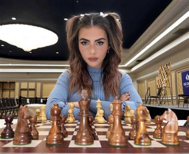 Andrea Botez runs a YouTube channel BotezLive