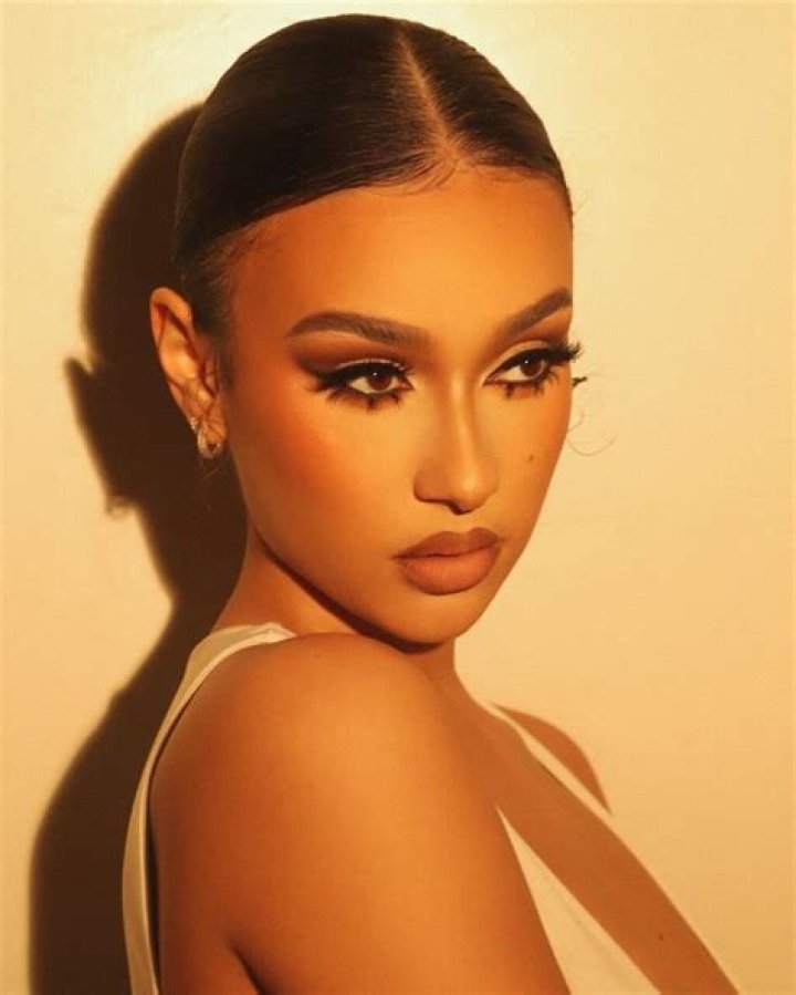 Breah Hicks works with brands such as Lashed By M, Revolve, Super down, Fashion Nova, Mint Swim, Pretty Little Things, etc