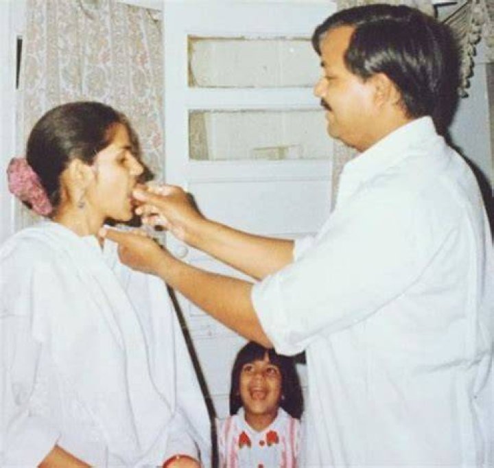 Childhood photo Sanya with her mom Deepa Iyer