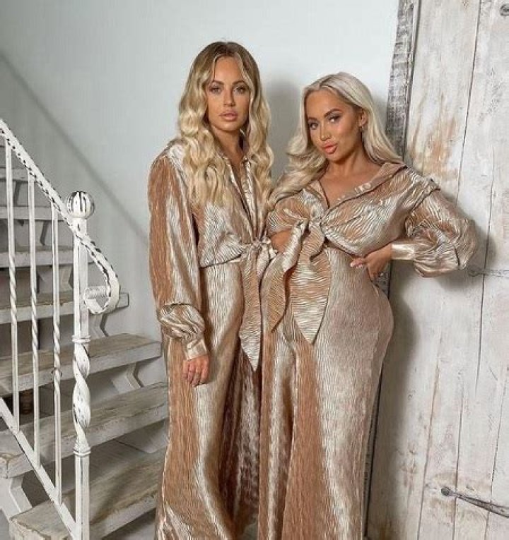 Elle Darby was photographed with her sibling Lucy Jessica Carter