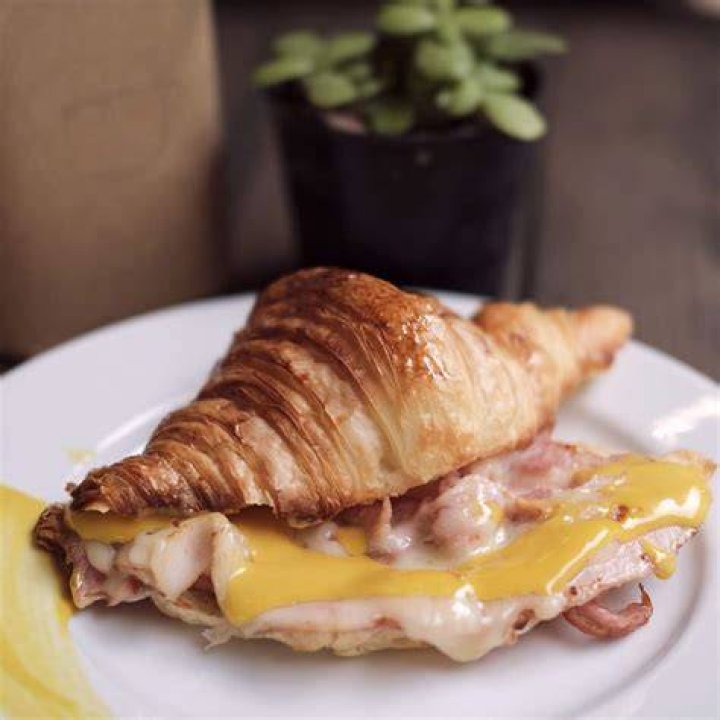 ¿Es saludable un croissant de jamón y suizo?