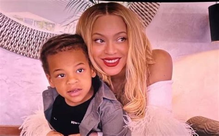 Fans Know Beyoncé’s Having Twin Boys Because of This One Accessory!