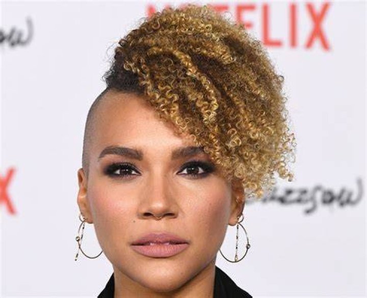 How tall is Emmy Raver Lampman
