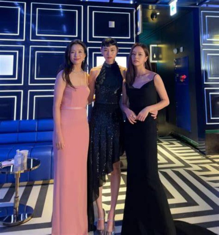 HoYeon and her friends