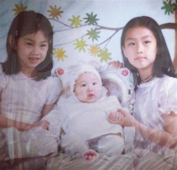 HoYeon with her sister