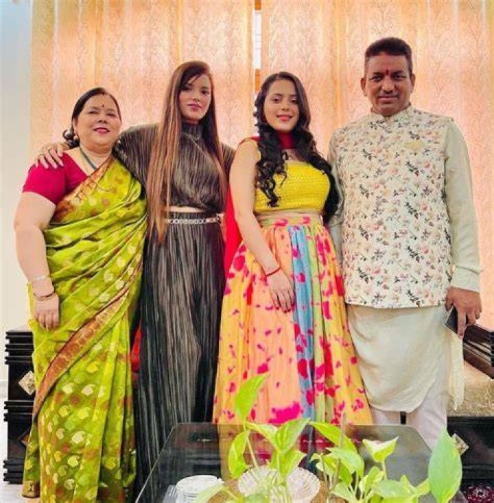 Isha with her sister Ina Negi