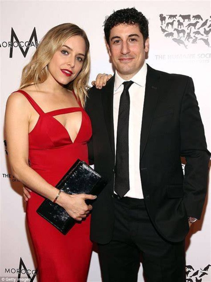 Jason biggs wife breastfeeding