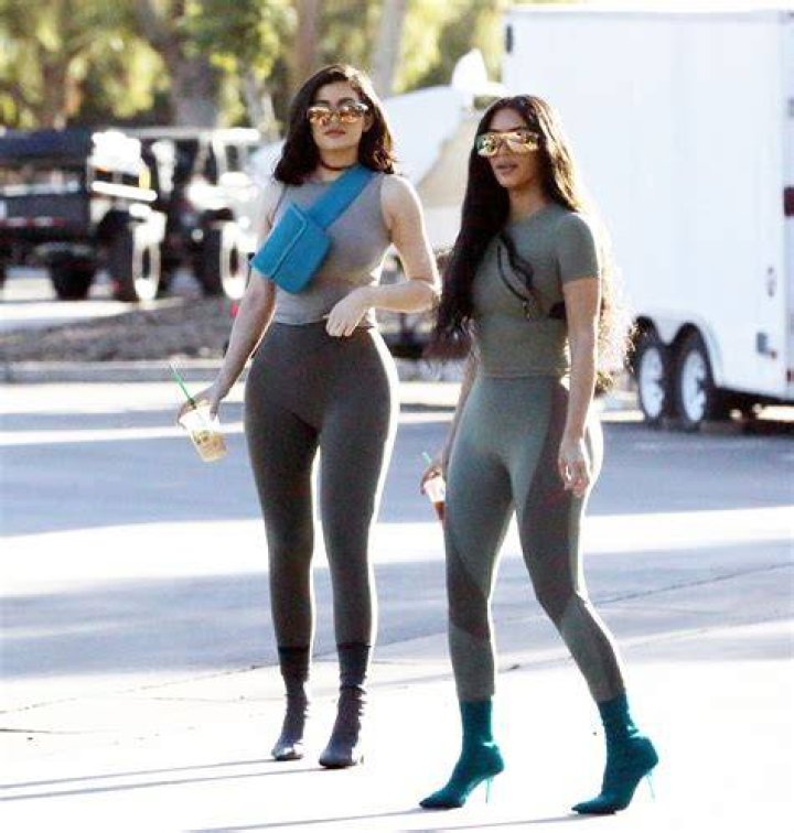 Kylie Jenner Doing Kim Kardashian's Makeup