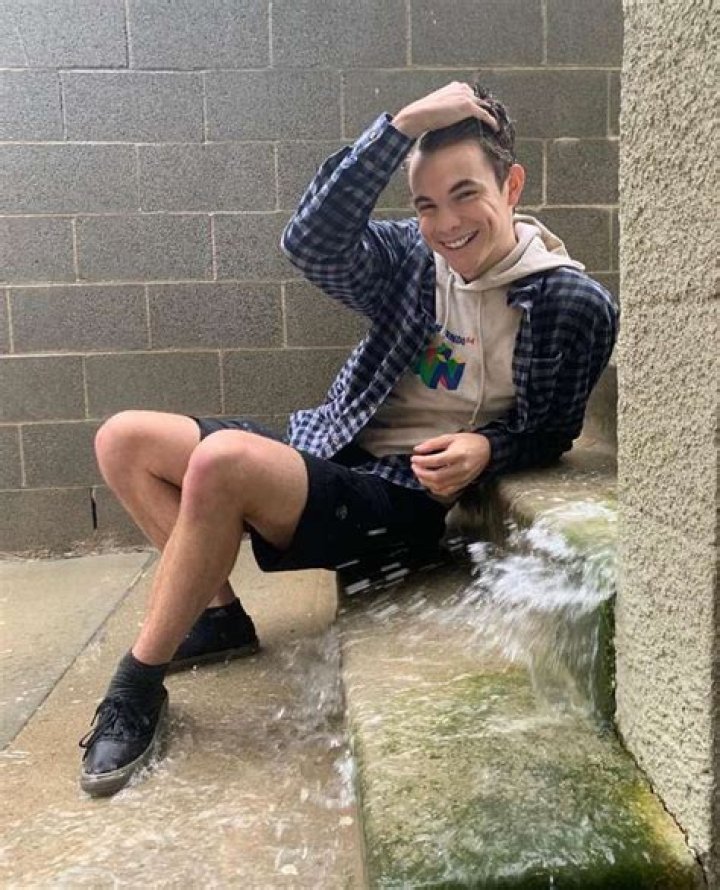 Logan Wodzynski estimated Instagram earning