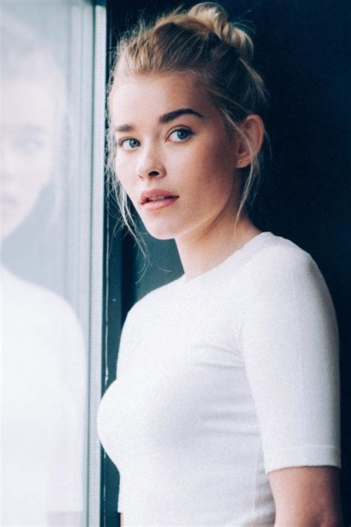 Milena Tscharntke played the role in Isy Way Out