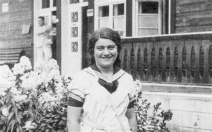 Renia And Elizabeth Spiegel
