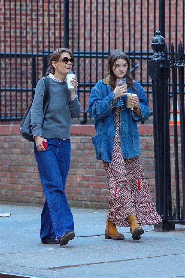 Suri Cruise Holmes with her mother Katie Holmes