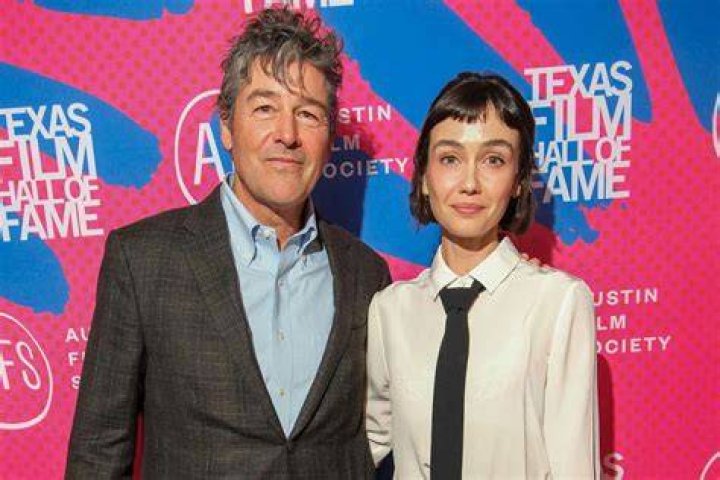 Sydney with her father Kyle Chandler